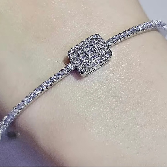 COPY - ⭐️Gorgeous Elegant Bangle Bracelet with Shiny Zircon Decoration - Picture 3 of 4